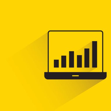 Dizüstü bilgisayardaki bar tablosu sarı arkaplanda gölge bırakıyor