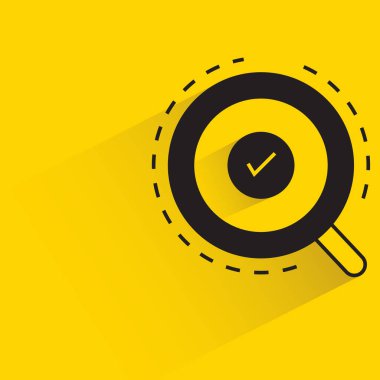 Büyüteç camı ve sarı arkaplanda iz bırakma gölgesini kontrol et