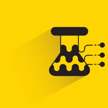 Gölge sarısı arkaplanı olan şişe.