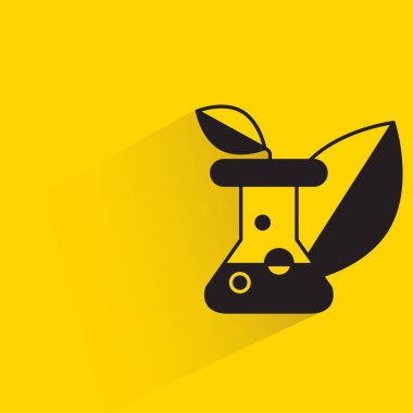 Sarı arka planda gölgeli matara ve yapraklar