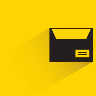 Sarı arkaplanda gölgesi olan zarf