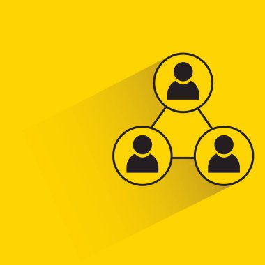 İnsanlar sarı arkaplanda gölgeli diyagram çiziyorlar