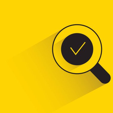 Büyüteç camı ve sarı arkaplanda gölgesi olan işaretler