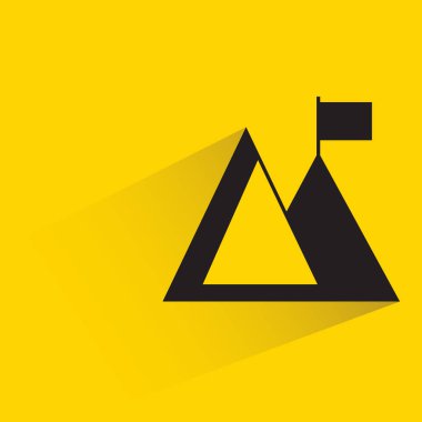 Sarı arka planda gölgesi olan dağ ve bayrak