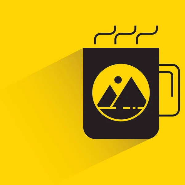 Coffee Cup Brand Label Shadow Yellow Background — Vector de stock