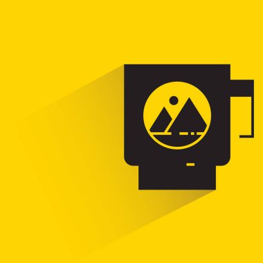 Sarı arkaplanda su kupası kimlik etiketi