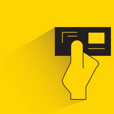 Gölge sarı arkaplan ile el ele tutuşmalar