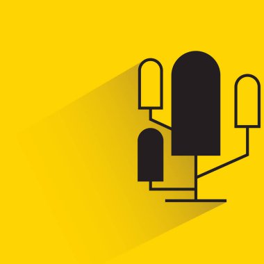 Sarı arka planda gölgesi olan ağaç