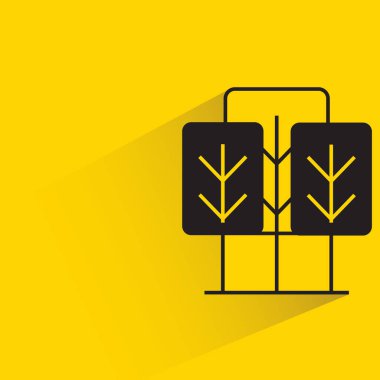 Sarı arka planda gölgesi olan ağaç