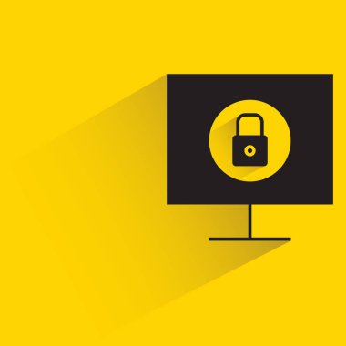 sarı arkaplanda gölgesi olan masaüstü bilgisayarı ve anahtarı
