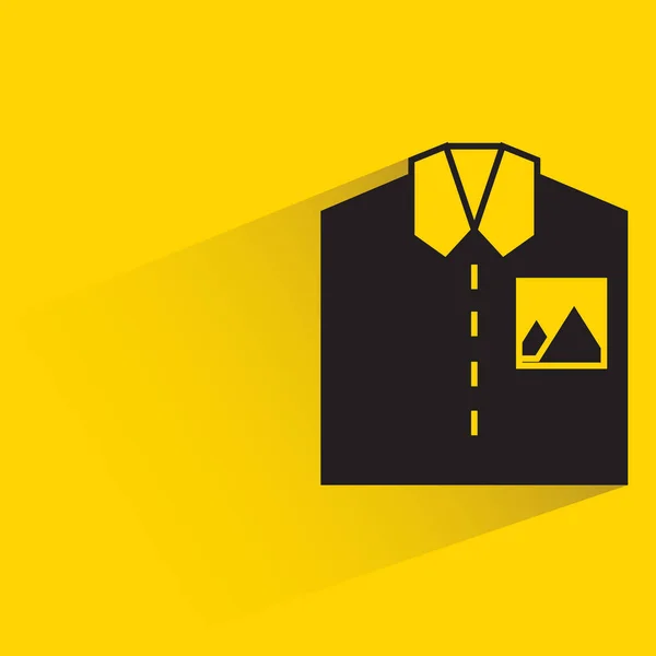 Sarı Arkaplanda Marka Etiketi Olan Gömlek — Stok Vektör