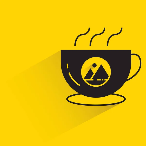 Taza Café Con Etiqueta Identidad Marca Sobre Fondo Amarillo — Vector de stock