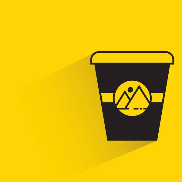 Taza Café Con Marca Etiqueta Sombra Sobre Fondo Amarillo — Vector de stock