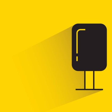 Sarı arka planda gölgesi olan çam ağacı