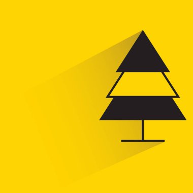 Sarı arka planda gölgesi olan çam ağacı