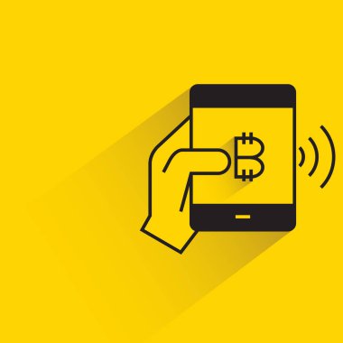 Sarı arka planda gölgesi olan akıllı telefona bitcoin ödemesi