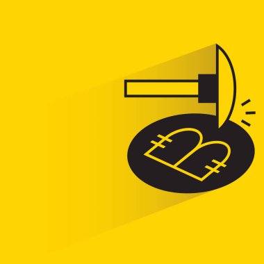 Sarı arka planda gölgesi olan bitcoin madencilik baltası