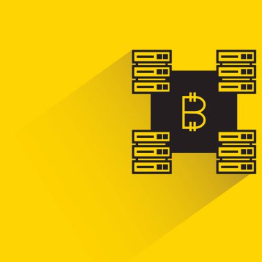 Sarı arkaplanda gölgesi olan bitcoin madencilik konsepti simgesi