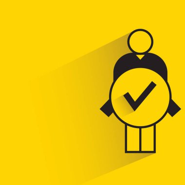 Sarı arkaplanda işaretleme simgesi olan insanlar