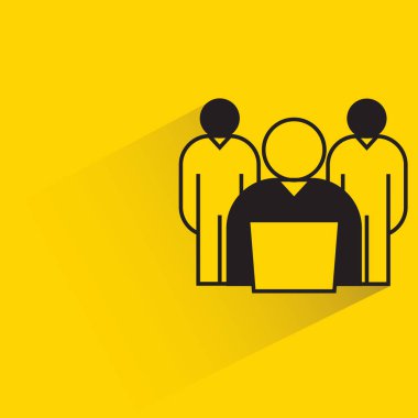 İş adamları takım çalışması simgesi sarı arkaplanda