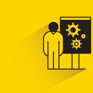 Sarı arka planda beyaz tahtada vites sunan insanlar