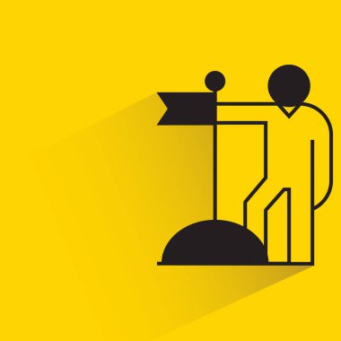 Sarı arka planda bayrağı olan adam.