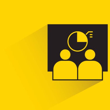 Sarı arkaplandaki pasta grafiği simgesini izleyen insanlar