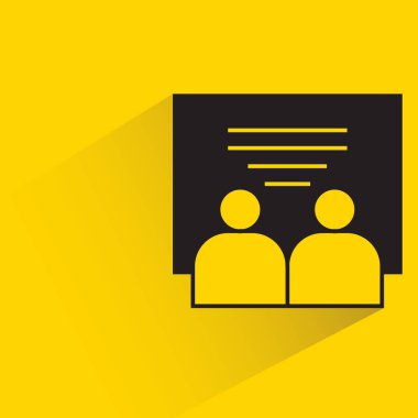 İnsanlar sarı arkaplanda beyaz panoda izleme yapıyorlar