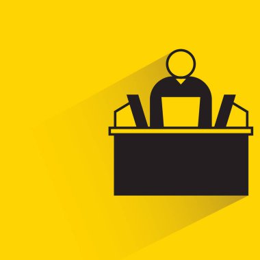 Adam sarı arkaplanda masaüstü bilgisayar simgesi üzerinde çalışıyor