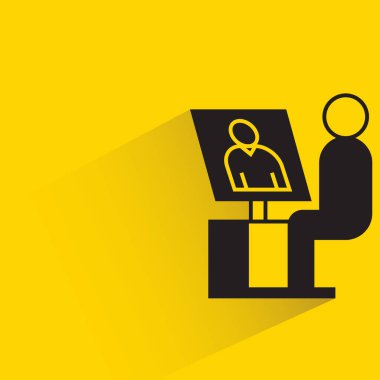 Sarı arkaplanda çevrimiçi toplantı simgesi