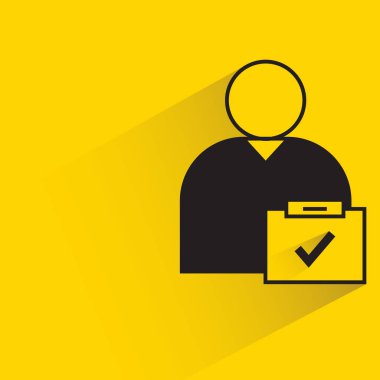 Sarı arkaplanda işaretleme kartı simgesi olan insanlar