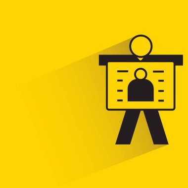 Sarı arkaplanda kartvizit simgesi olan adam