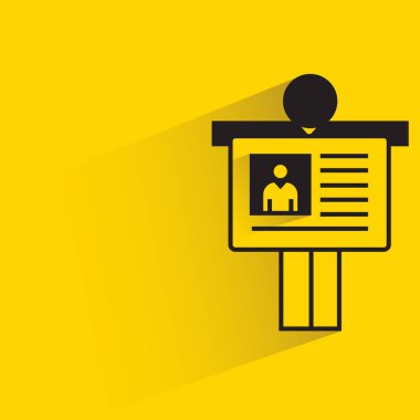 Sarı arkaplanda kartvizit simgesi olan adam