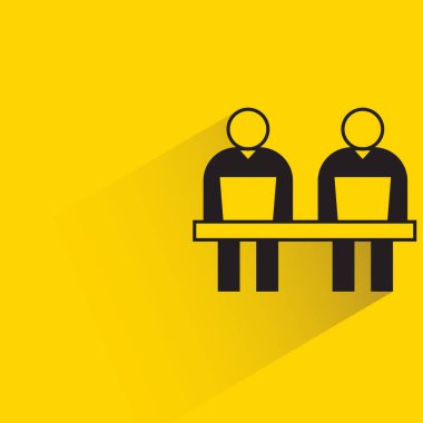 Ofis çalışanı sarı arka planda dizüstü bilgisayarda çalışıyor.