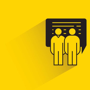 Sarı arkaplanda konuşma balonu simgesi olan insanlar