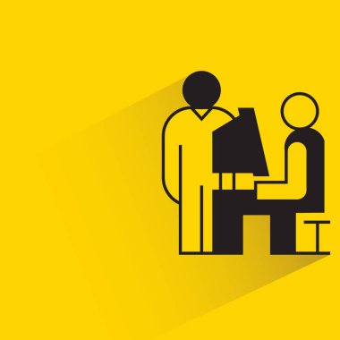 Masaüstü bilgisayarında çalışan insanlar sarı arkaplanda