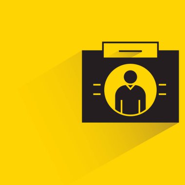 Sarı arkaplanda iş kartı simgesi