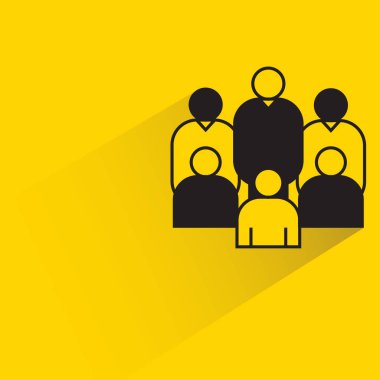 Sarı arka planda bir grup insan