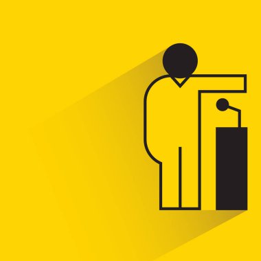 Sarı arkaplanda hoparlör ve podyum simgesi