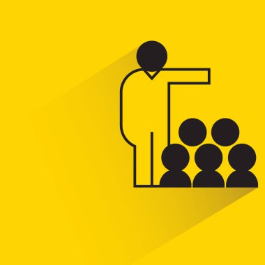 Sarı zemin üzerinde hoparlör ve seyirci