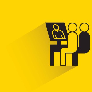 Sarı arkaplanda masaüstü bilgisayar simgesinde çevrimiçi toplantı