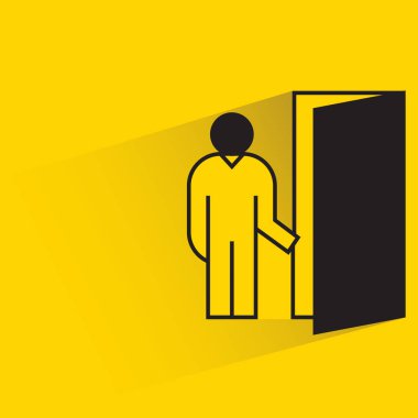 Adam sarı arkaplanda açık kapı simgesi
