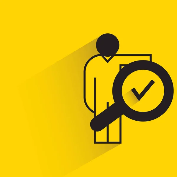 Hombre Con Lupa Marca Verificación Icono Sobre Fondo Amarillo — Vector de stock