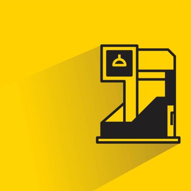 Sarı arka planda gölgesi olan modern ev inşa simgesi