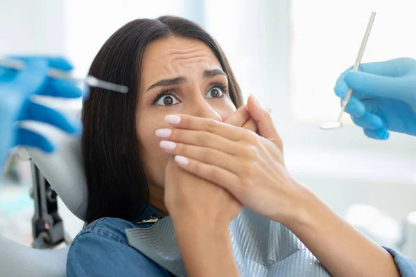 Cliente Feminino Cobrindo Boca Com Mãos Sentadas Cadeira Dental — Fotografia de Stock