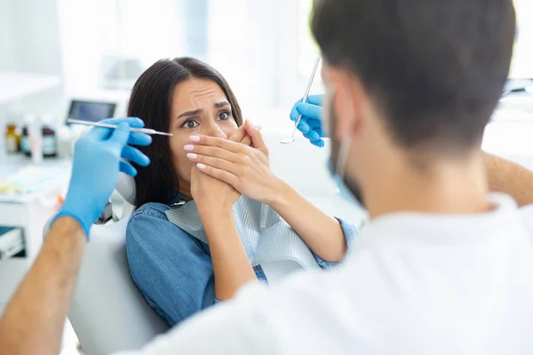 Vrouwelijke Patiënt Bang Voor Tandarts Moderne Tandheelkundige Kliniek — Stockfoto