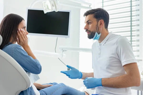 Visão Lateral Dentista Conversando Com Paciente Está Chateado Dor Consultório — Fotografia de Stock