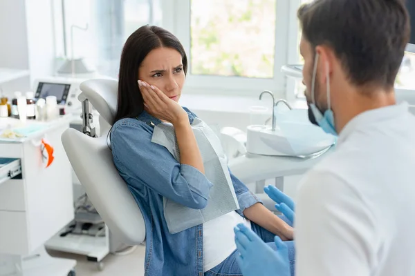Mulher Está Chateada Dor Olhando Para Dentista Consultório Odontológico — Fotografia de Stock