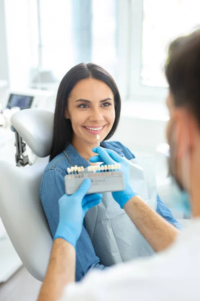 Dentista Segurando Dentes Paleta Cores Escolhendo Cor Para Paciente Sexo — Fotografia de Stock