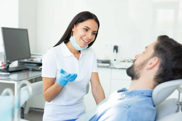 Dentista Sorridente Feminino Talkifemale Dentista Sorridente Conversando Com Cliente Masculino — Fotografia de Stock